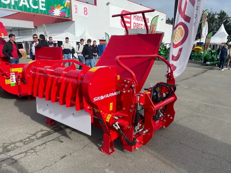 <em class="placeholder">Dérouleuse de balles rondes et cubiques DBCR de Silofarmer</em>