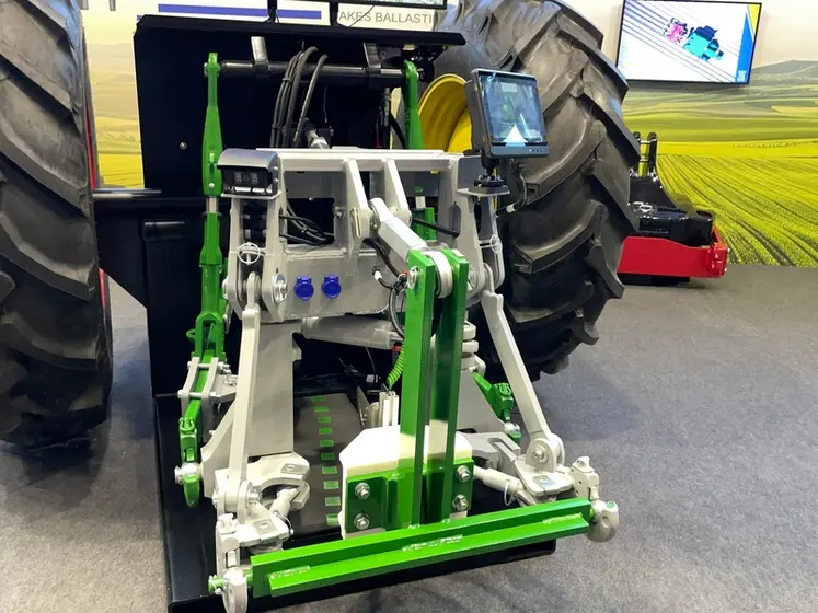 <em class="placeholder">Interface Smart Hitch de guidage compacte de Laforge au salon Agritechnica 2025</em>