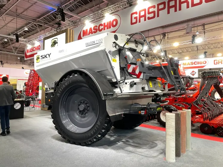 <em class="placeholder">Epandeur traîné Falcon T130 de Sky Agriculture au salon Agritechnica 2025</em>