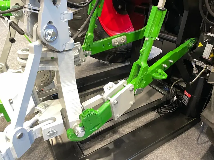 <em class="placeholder">Interface de guidage Laforge Smart Hitch au salon Agritechnica 2025</em>