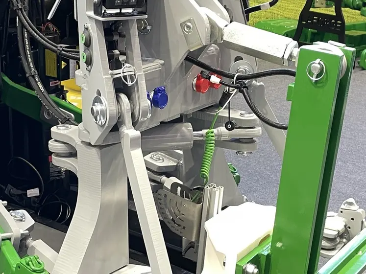 <em class="placeholder">Interface de guidage Laforge Smart Hitch au salon Agritechnica 2025</em>