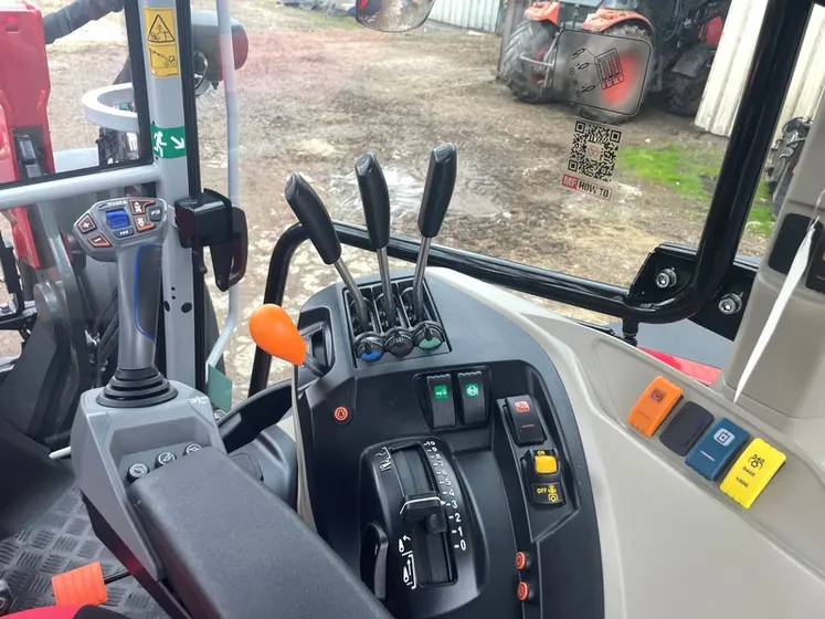 <em class="placeholder">accoudoir principal du tracteur Massey Ferguson MF 5M.135.</em>