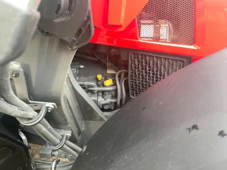 <em class="placeholder">Moteur du tracteur Massey Ferguson MF 5M.135.</em>