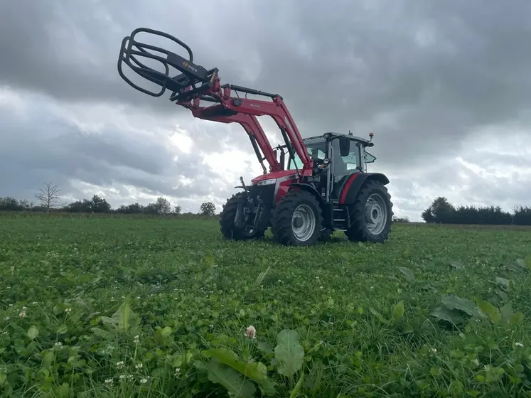 <em class="placeholder">tracteur Massey Ferguson MF 5M.135 avec chargeur frontal.</em>