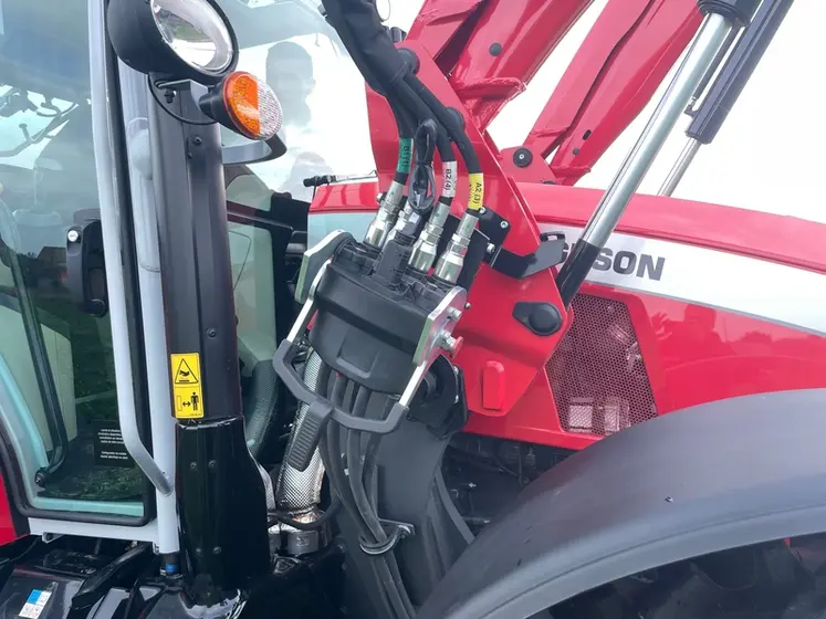 <em class="placeholder">coupleur chargeur frontal tracteur Massey Ferguson MF 5M.135.</em>