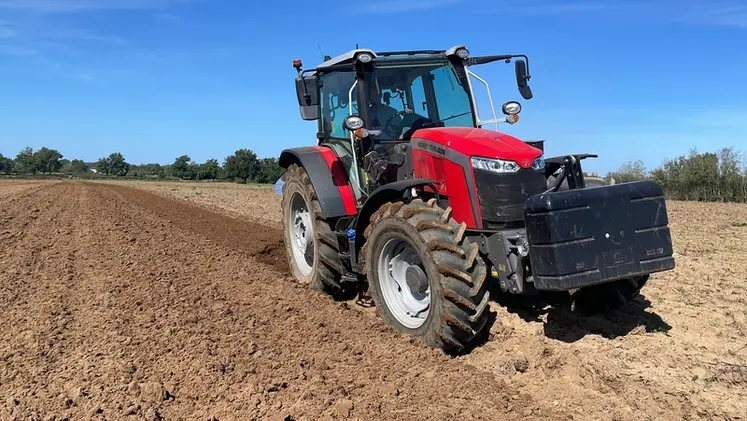 <em class="placeholder">Tracteur Massey Ferguson MF 5M.135.</em>