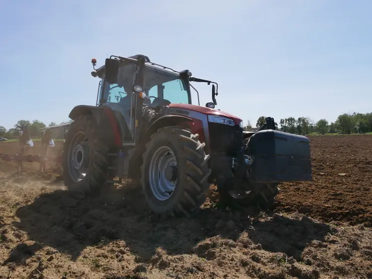 <em class="placeholder">tracteur Massey Ferguson MF 5M.135.</em>