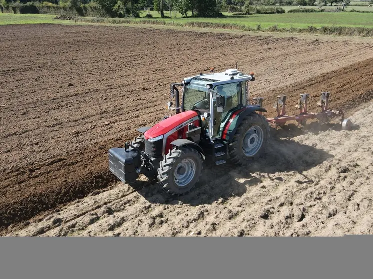 <em class="placeholder">tracteur Massey Ferguson MF 5M.135.</em>