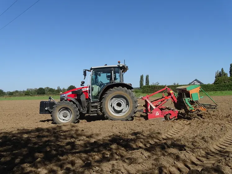<em class="placeholder">tracteur Massey Ferguson MF 5M.135.</em>