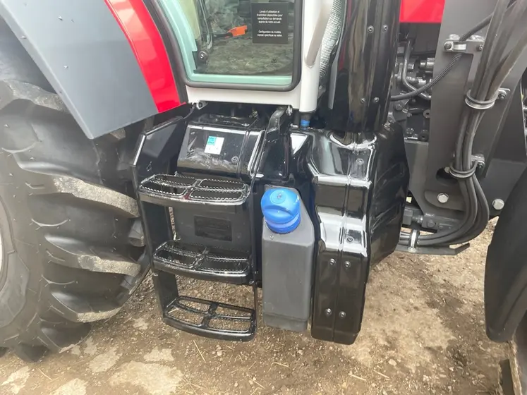 <em class="placeholder">bouchon remplissage AdBlue du tracteur Massey Ferguson MF 5M.135.</em>
