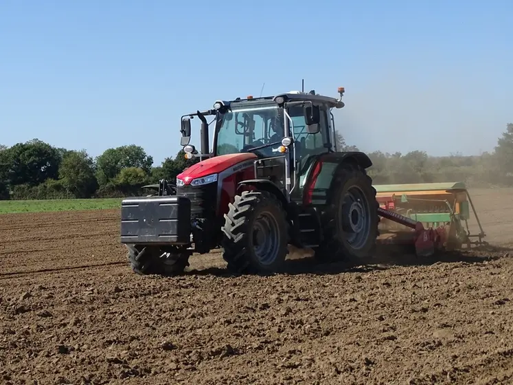 <em class="placeholder">Tracteur Massey Ferguson MF 5M.135 avec un combiné de semis de 3 m.</em>