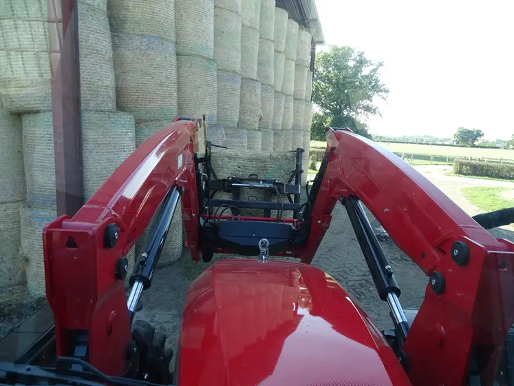 <em class="placeholder">Visibilité sur le chargeur du tracteur Massey Ferguson MF 5M.135.</em>