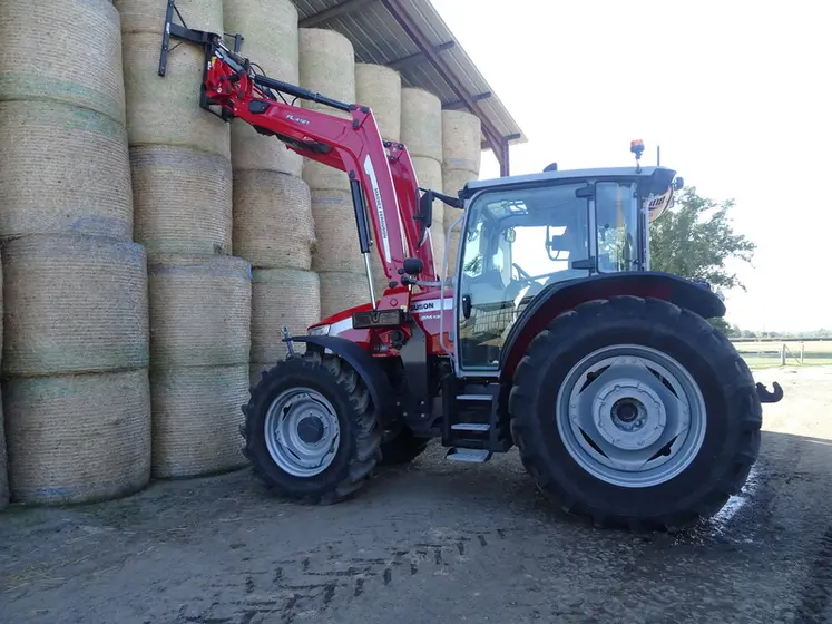 <em class="placeholder">Massey Ferguson MF 5M.135 avec chargeur frontal.</em>