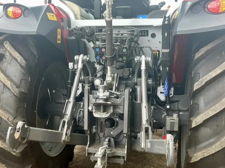 <em class="placeholder">Relevage arrière du Massey Ferguson MF 5M.135</em>