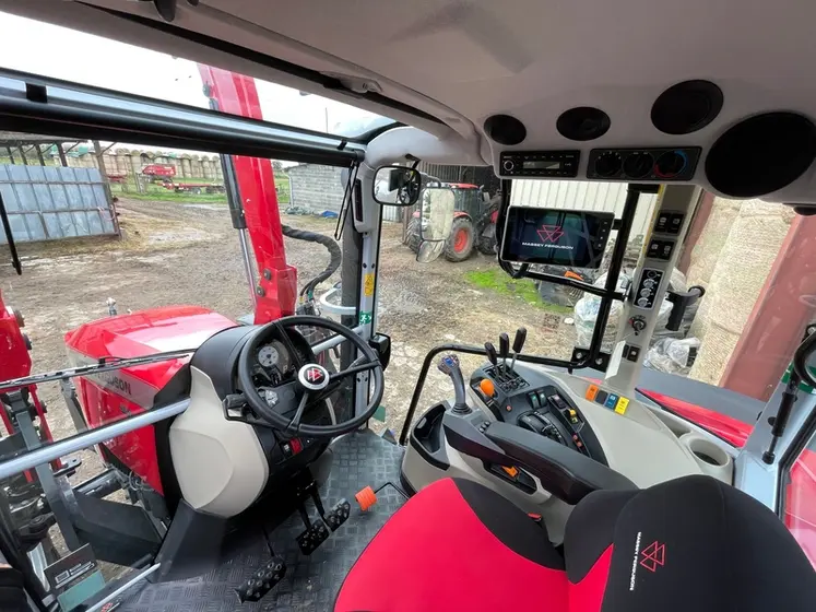 <em class="placeholder">Cabine du tracteur Massey Ferguson MF 5M.135.</em>