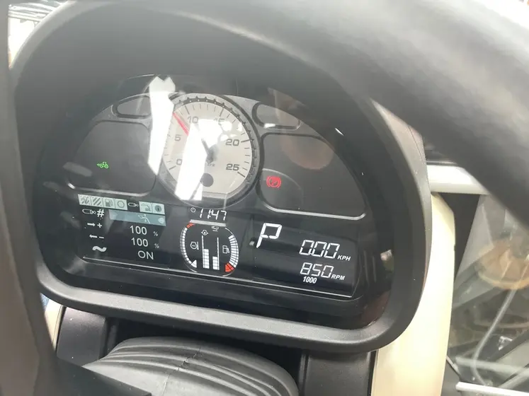 <em class="placeholder">Tableau de bord du tracteur Massey Ferguson MF 5M.135.</em>