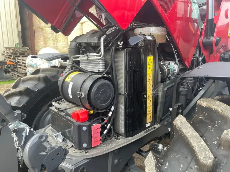 <em class="placeholder">Moteur du tracteur Massey Ferguson MF 5M.135.</em>