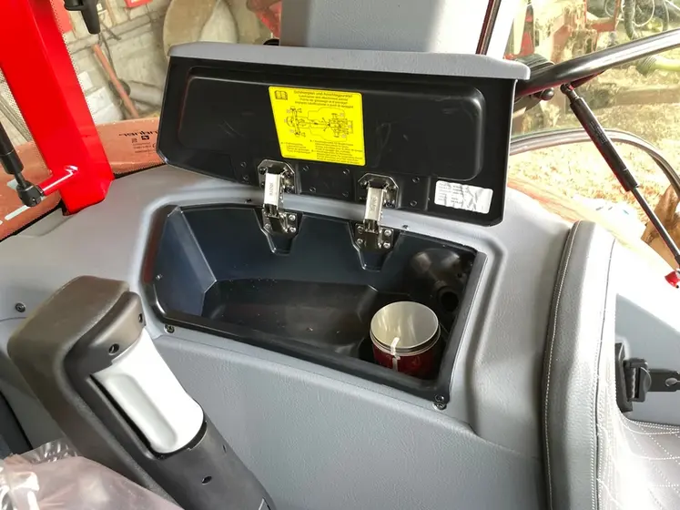 <em class="placeholder">Rangement du tracteur Lindner Lintrac 130 LDrive</em>