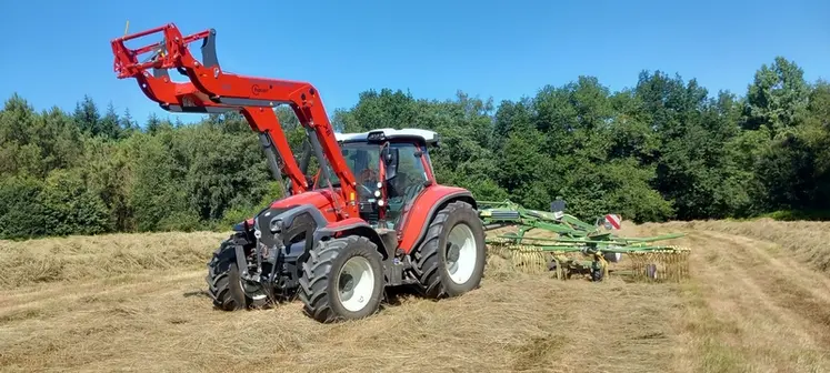 <em class="placeholder">Tracteur Lindner Lintrac 130 LDrive avec faneuse et chargeur frontal.</em>