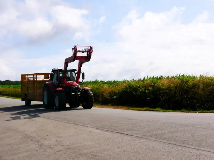 <em class="placeholder">Tracteur Lindner Lintrac 130 LDrive sur la route.</em>