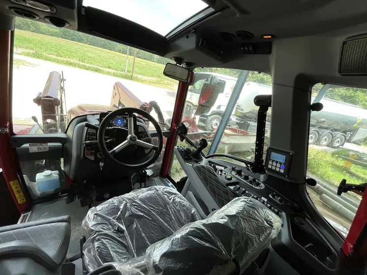 <em class="placeholder">Cabine du tracteur Lindner Lintrac 130 LDrive </em>