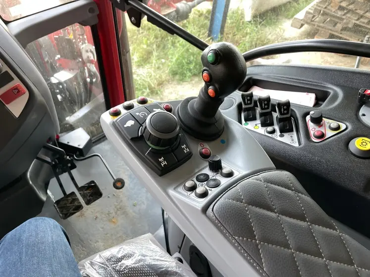 <em class="placeholder">joystick du tracteur Lindner Lintrac 130 LDrive </em>