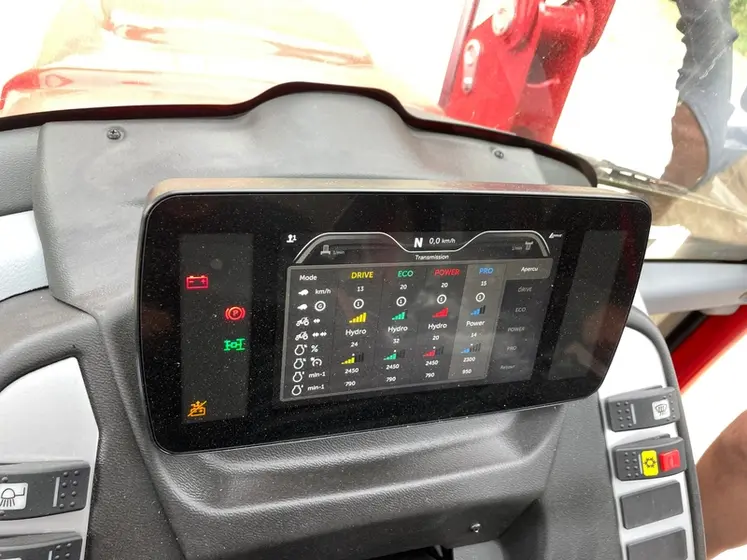 <em class="placeholder">Terminal et tableau de bord  du tracteur Lindner Lintrac 130 LDrive </em>