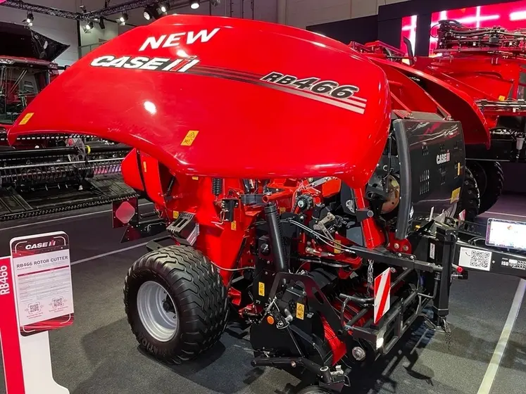 <em class="placeholder">Presse à balles rondes Case IH RB6</em>