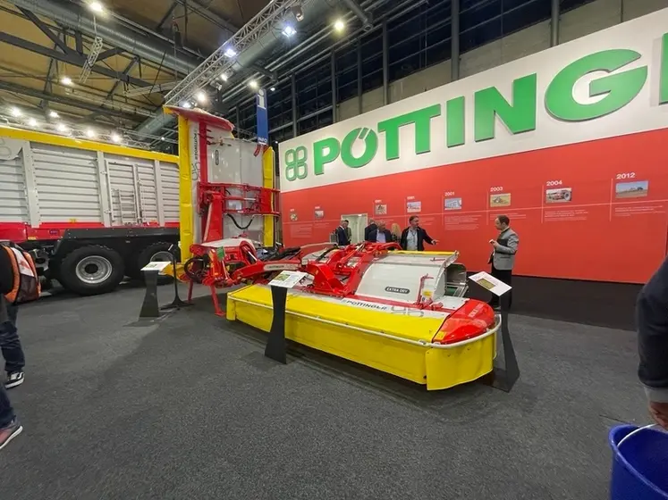 <em class="placeholder">Groupe de fauche Pöttinger Novacat V10. </em>