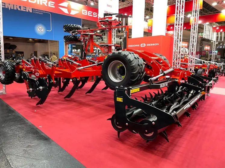 <em class="placeholder">Décompacteur semi-porté Grégoire Besson Hélios T80.</em>