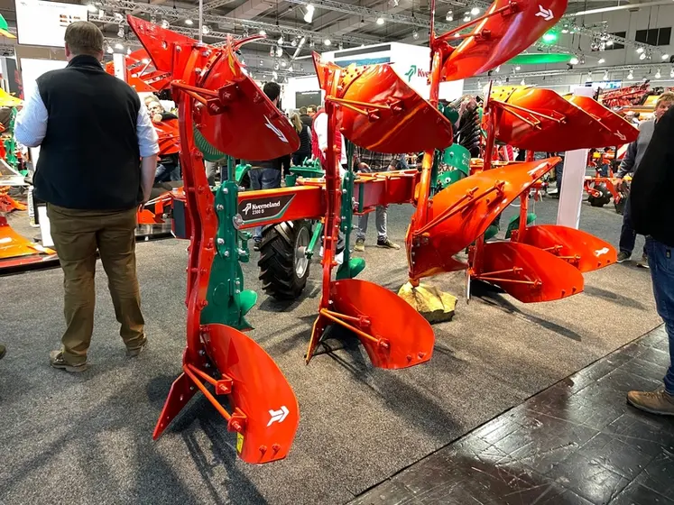 <em class="placeholder">Kverneland Charrue 2300 B.</em>