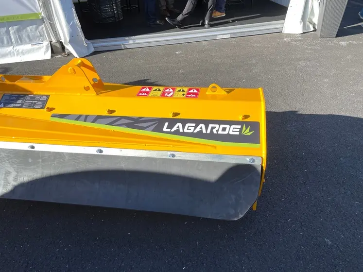 <em class="placeholder">La faucheuse d'accotement Lagarde FZ III</em>