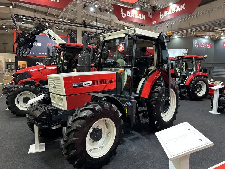 Tracteur Basak avec look de Steyr des années 1960