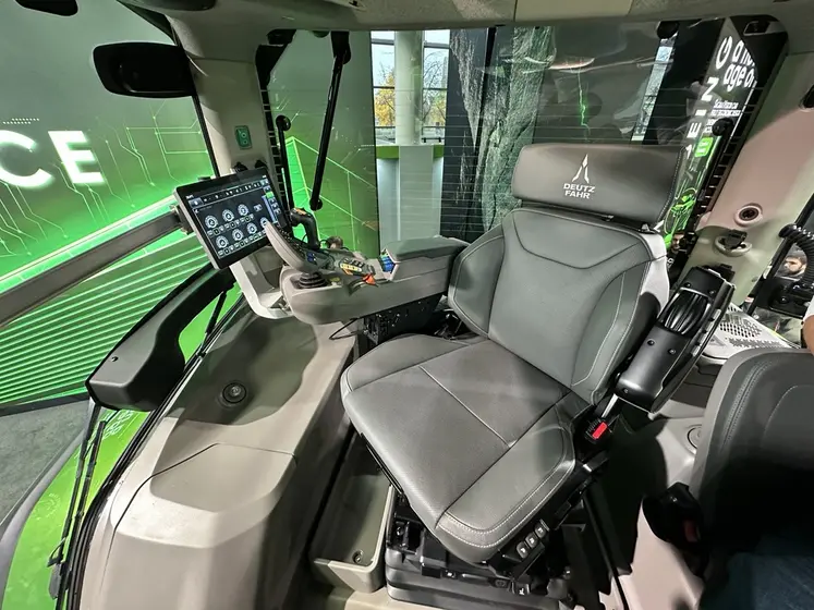 Vue de l'intérieur de la cabine des Deutz-Fahr série 8 - 8310 TTV et 8340 TTV 