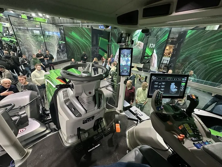 Vue de l'intérieur de la cabine des Deutz-Fahr série 8 - 8310 TTV et 8340 TTV 