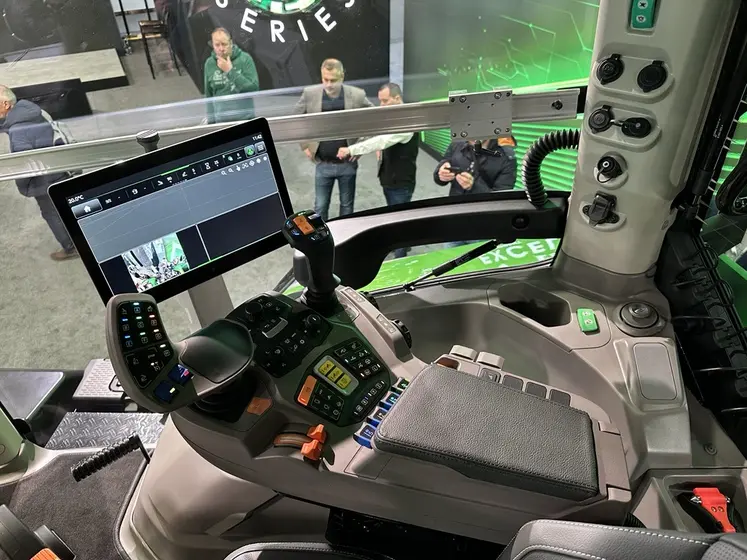 Vue de l'intérieur de la cabine des Deutz-Fahr série 8 - 8310 TTV et 8340 TTV 