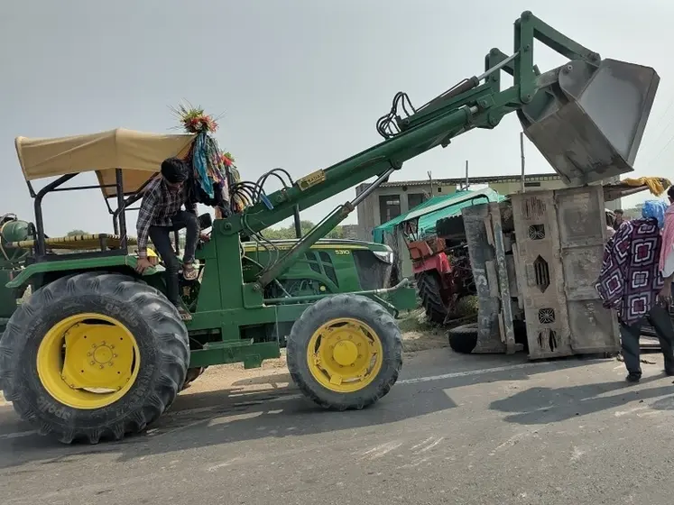 <em class="placeholder">Tracteur John Deere 5310 en Inde avec chargeur frontal à bras rallongé</em>
