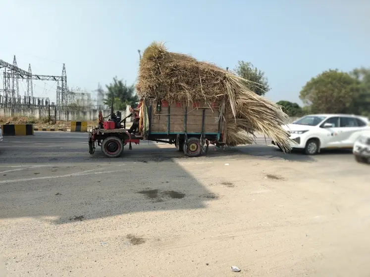 <em class="placeholder">Automoteur indien de construction artisanale pour le transport de fourrage</em>