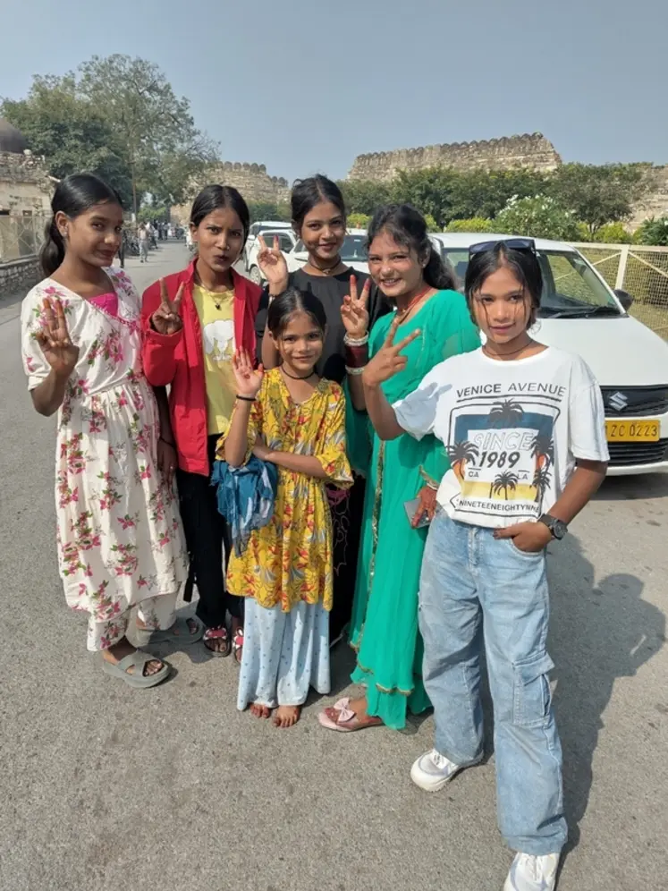 <em class="placeholder">Jeunes Indiens pris en photo en ville devant une voiture Suzuki</em>