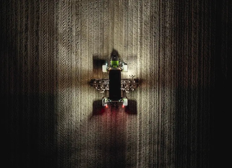 <em class="placeholder">Vue de drone du concept de robot des champs Fendt Xaver GT</em>