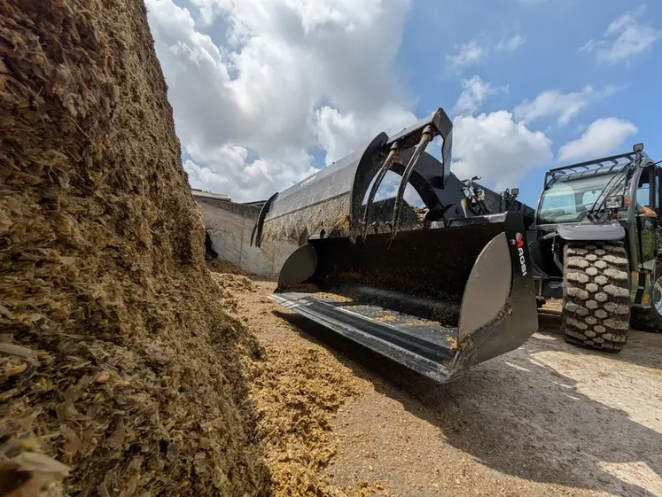 <em class="placeholder">Benne à grappin Xtra’Shark de Magsi sur chargeur télescopique</em>