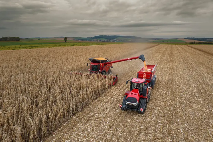 <em class="placeholder">Moissonneuse-batteuse Case IH Axial-Flow AF10 et cueilleur à maïs C516-75 de 16 rangs.</em>