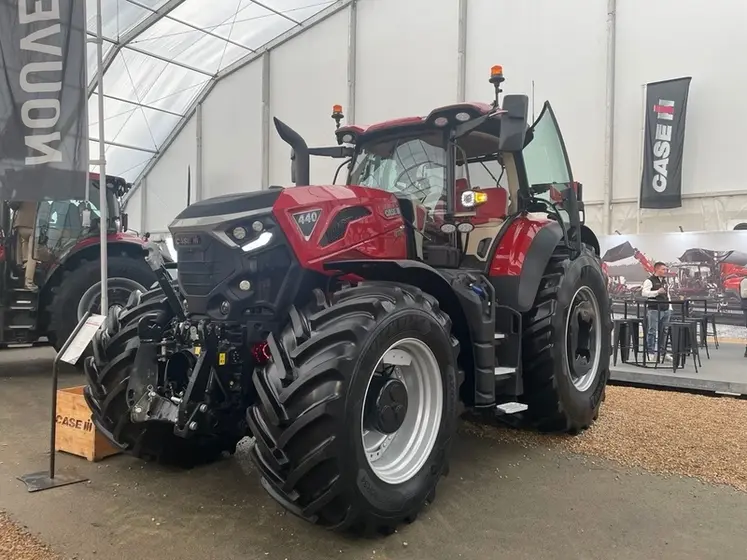 <em class="placeholder">Tracteur Case IH Optum exposé au Salon des ETARF</em>