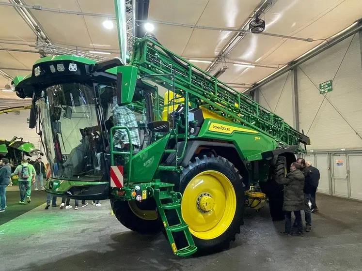 <em class="placeholder">Pulvérisateur automoteur à cabine avancée 550R.</em>