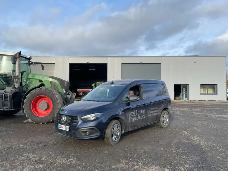 <em class="placeholder">Mercedes e-citan devant un tracteur Fendt</em>