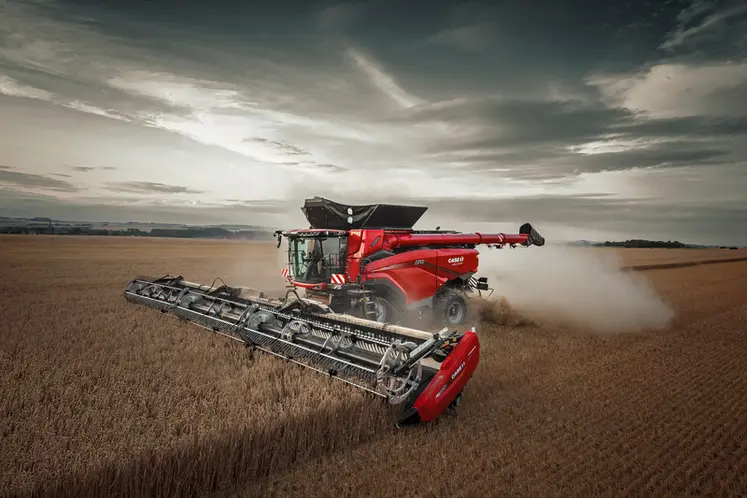 <em class="placeholder">Moissonneuse-batteuse Case IH AF10 au travail</em>