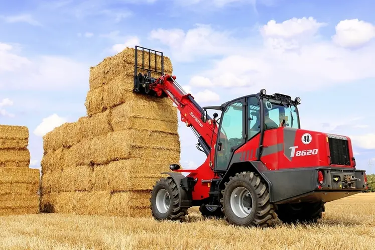 <em class="placeholder">Chargeuse télescopique articulée télescopique Schäffer à la manutention de paille.</em>