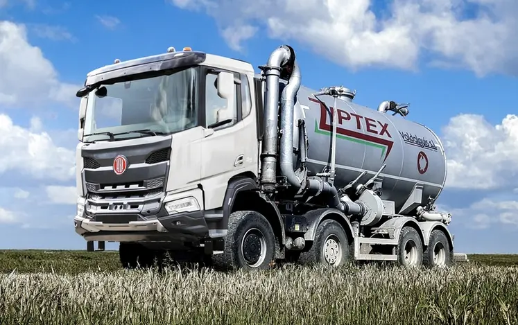 <em class="placeholder">Camion Tatra Phoenix avec tonne à lisier</em>