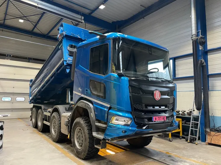 <em class="placeholder">Camion Tatra Phoenix avec benne</em>