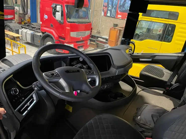 <em class="placeholder">Intérieur de la cabine de camion Tatra Phoenix</em>